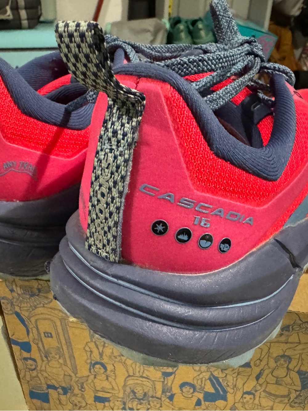 Brooks Women’s Cascadia 16 trail Shoes in Red and dusty blue - Picture 6 of 6